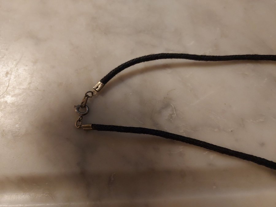 Halsband Hänge BLOMMA 70-tal Silvrig Metall Längd ca 35 cm