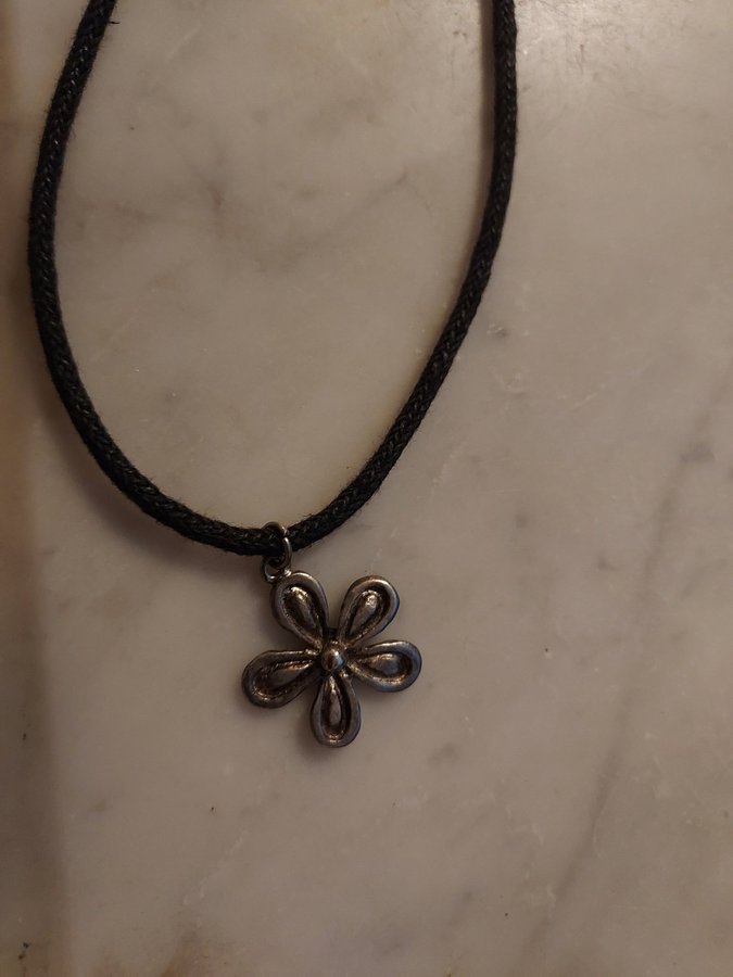 Halsband Hänge BLOMMA 70-tal Silvrig Metall Längd ca 35 cm