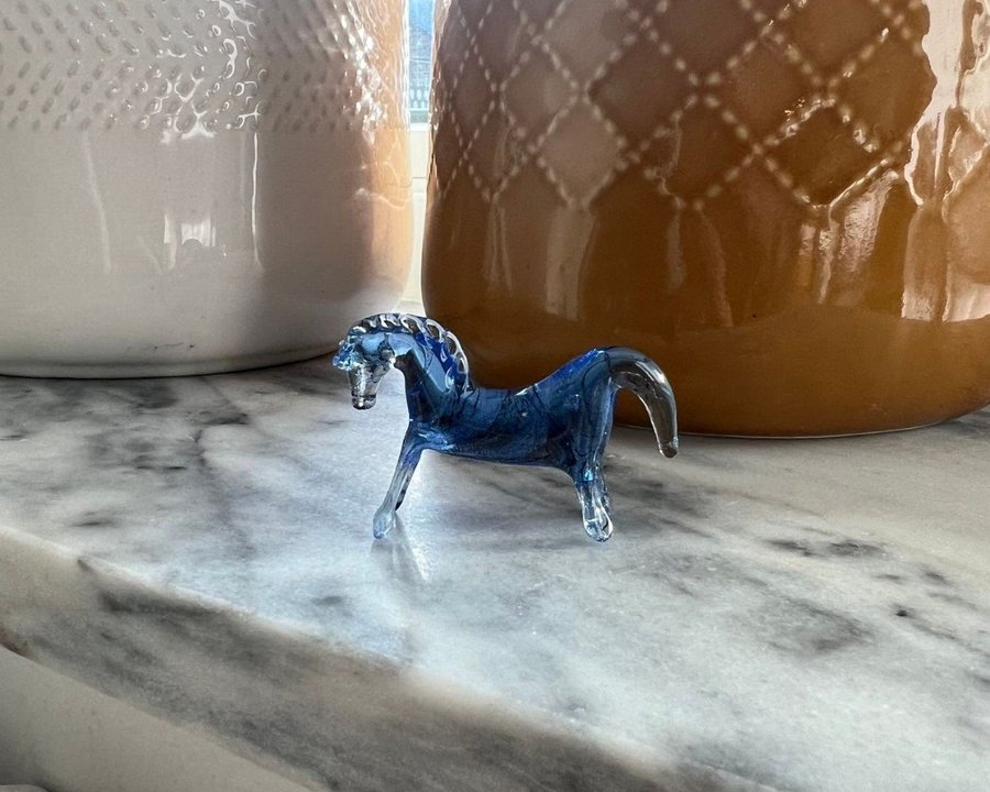 Söt liten mini figurin Glas miniatyr häst glasdjur glasfigur prydnad djur figur