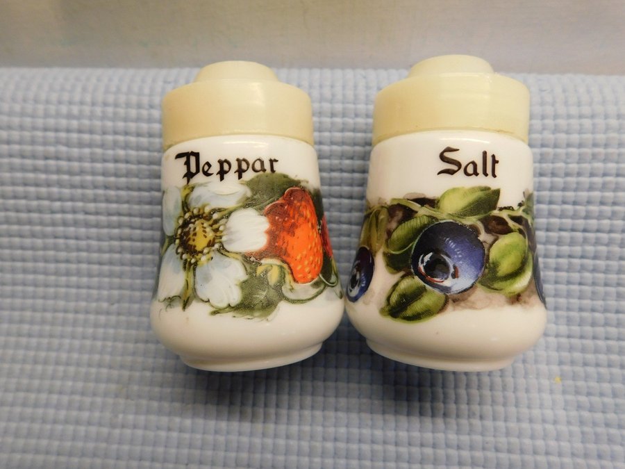 Kryddburkar ( 2 ) Retro Opalglas Salt o Peppar Ströare Retro 60 tal