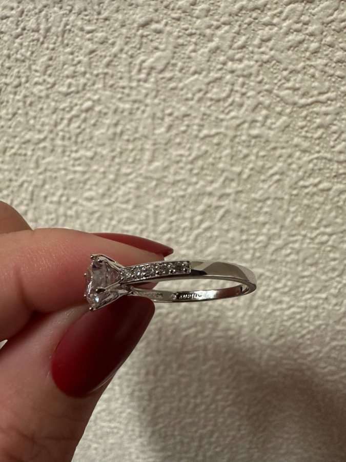 Ny ring i silver 925 pläterade förlovnings ring str 17mm