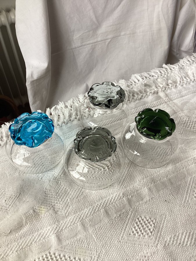 Äldre Coupeglas med låg fot i olika färger