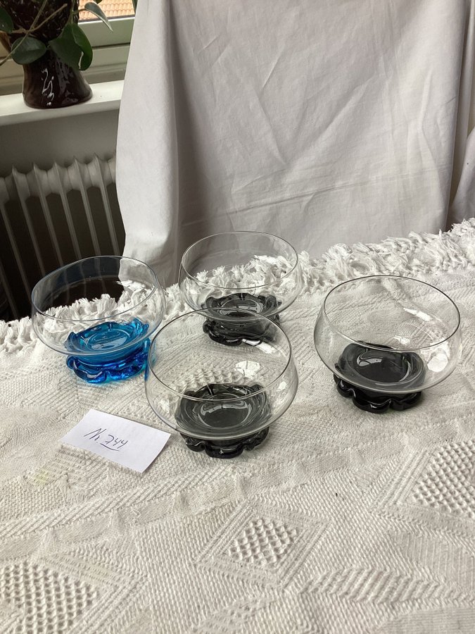 Äldre Coupeglas med låg fot i olika färger