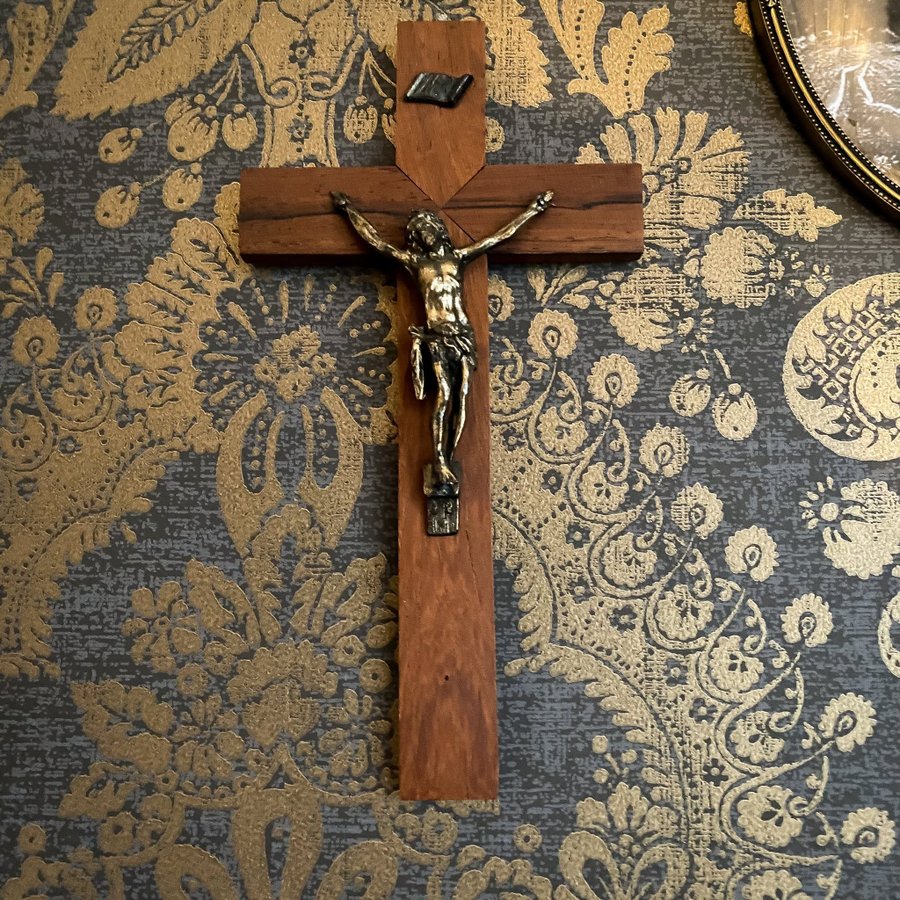 Äldre krucifix Kors i trä med detaljer i mässing Jesus Blackmetal