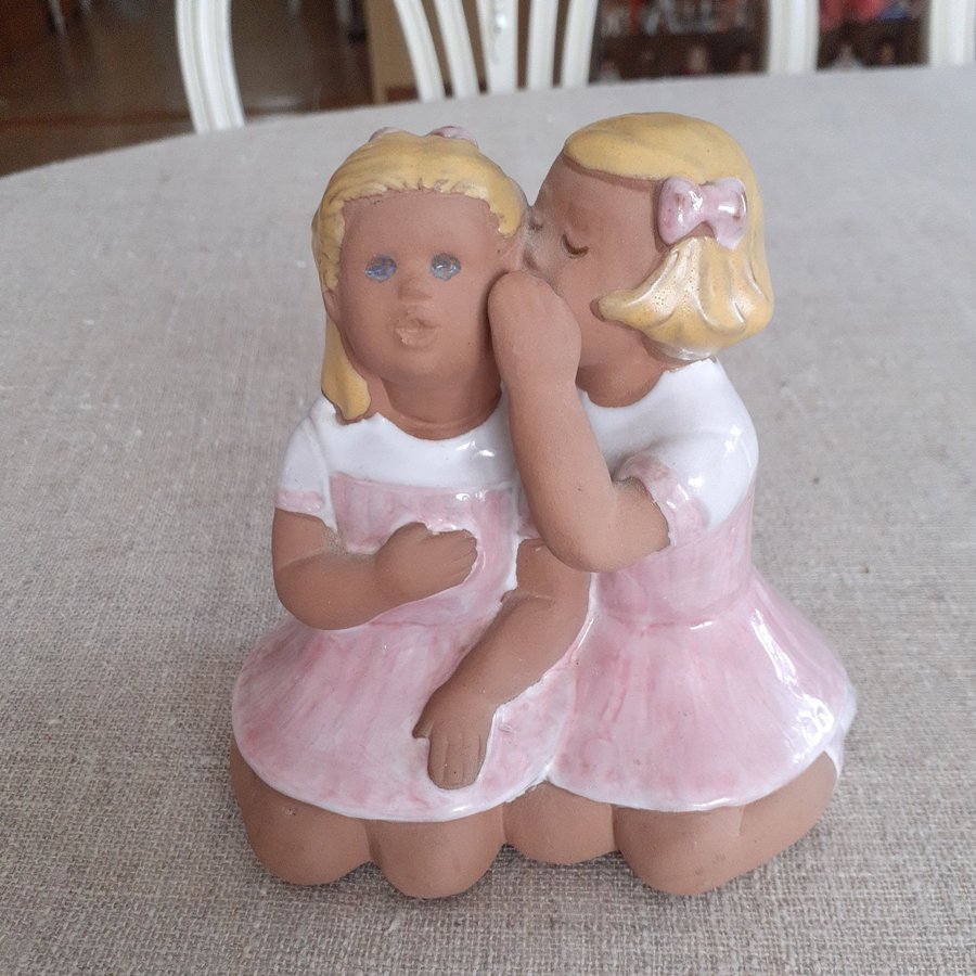 Jie Gantofta keramik Sweden figurin två viskade flickor viskningen hemligheten