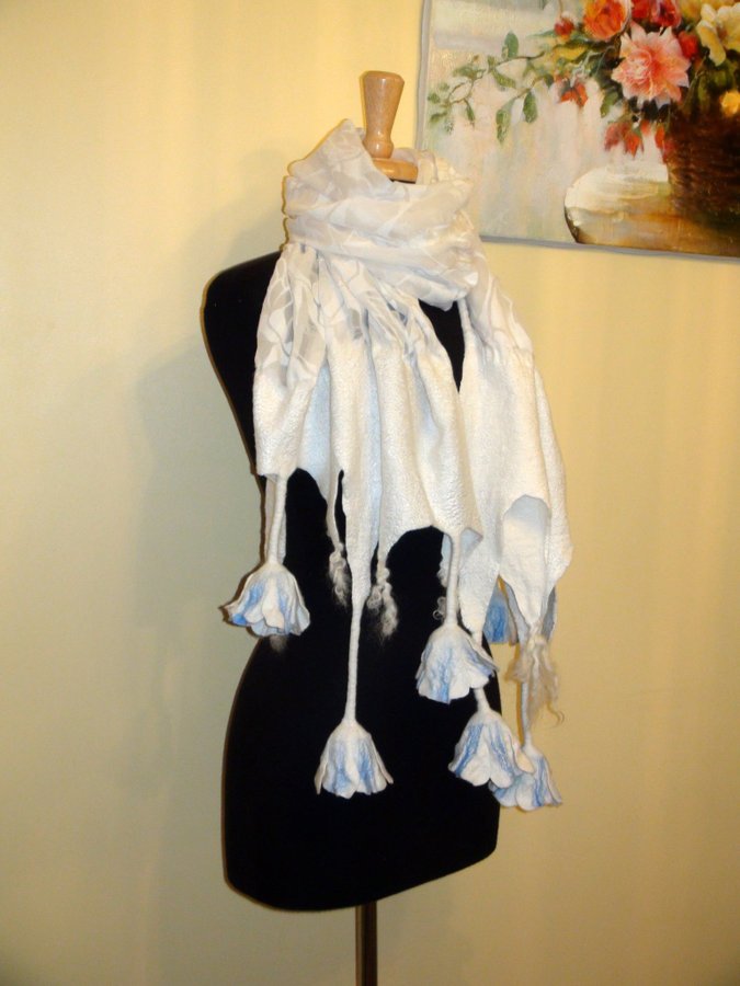 Tovat skarf sjal halsduk vit blå merino ull bröllop blommor brud