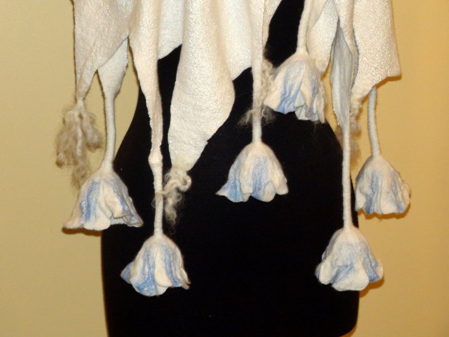 Tovat skarf sjal halsduk vit blå merino ull bröllop blommor brud