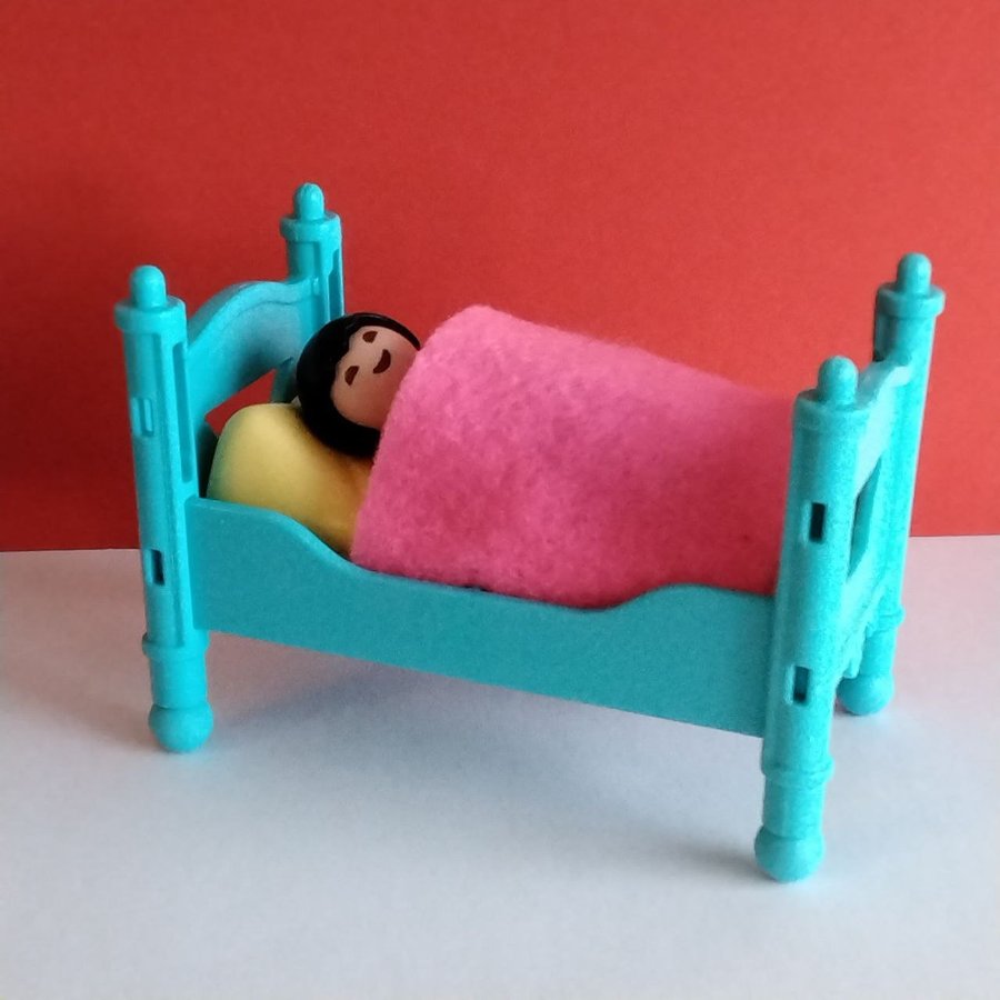 Playmobil barn med säng och handgjord filt (70876)