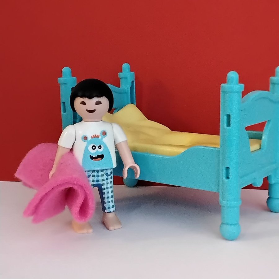 Playmobil barn med säng och handgjord filt (70876)