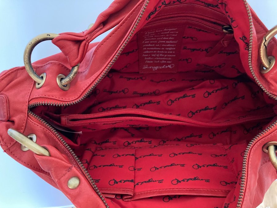 Röd handväska i läder