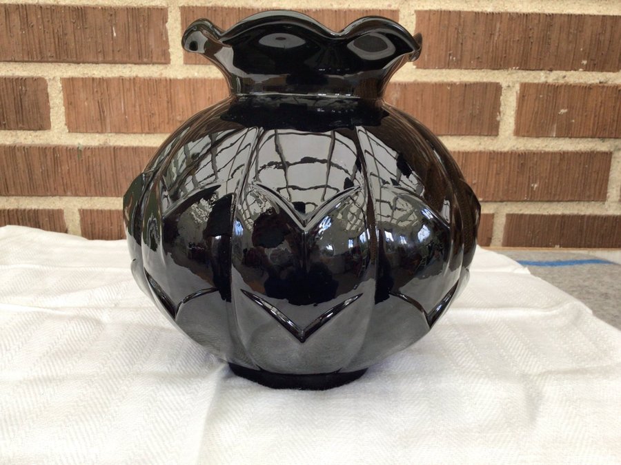 Elme glasbruk Edvin Ollers 1920-tal art Deco vas svart glas