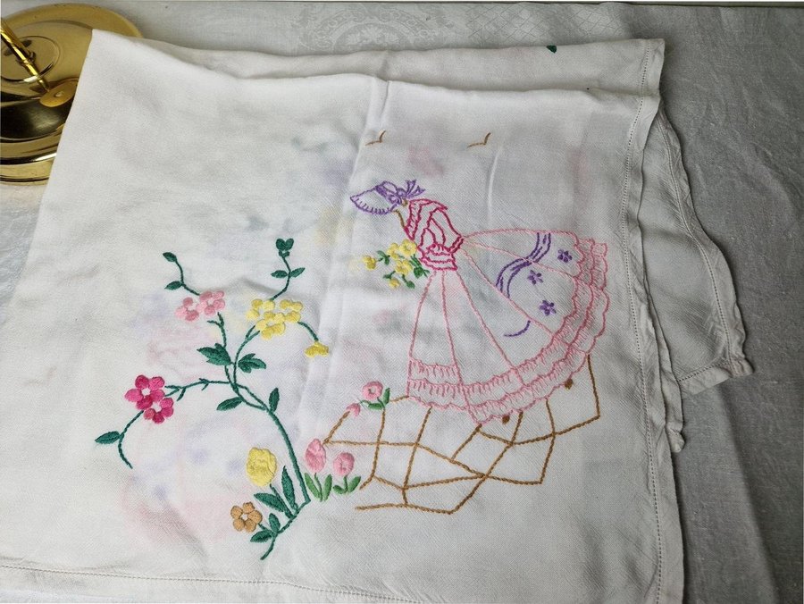 Fin handbroderad duk kvinna blommor vår Påsk RETRO VINTAGE