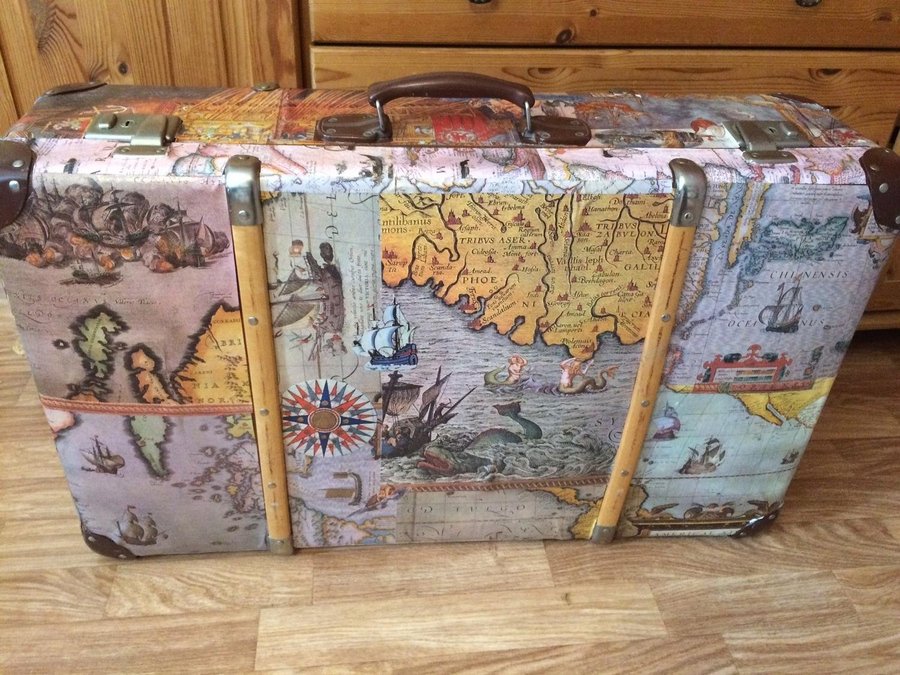 gammal resväska koffert med bilder shabby skick fransk lantstil inredning