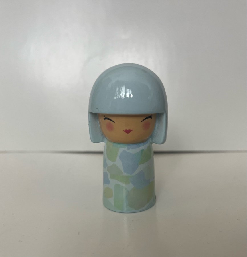 Skincity kokeshi docka med kartong