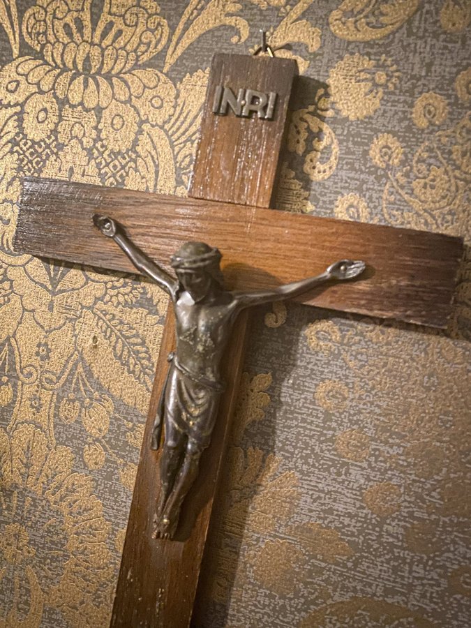 Äldre krucifix i betsat trä och järn1900-tal Jesus Kors Religon Blackmetal