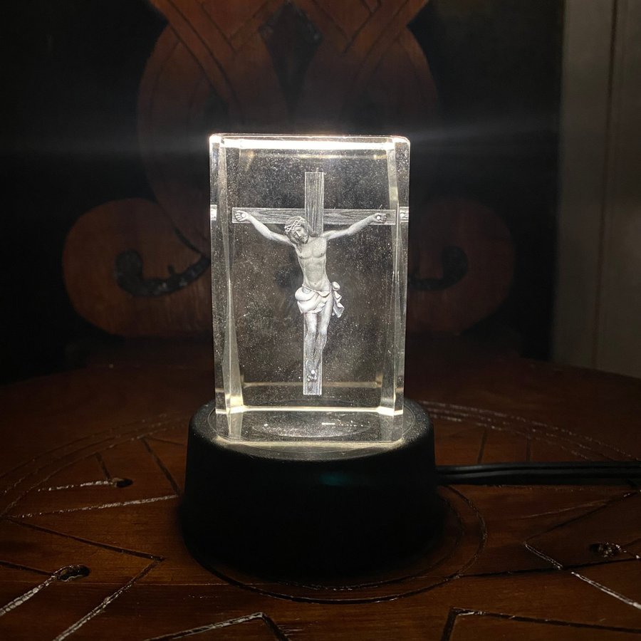 Äldre krucifix i glasblock med lampa Jesus Kors Religon Blackmetal