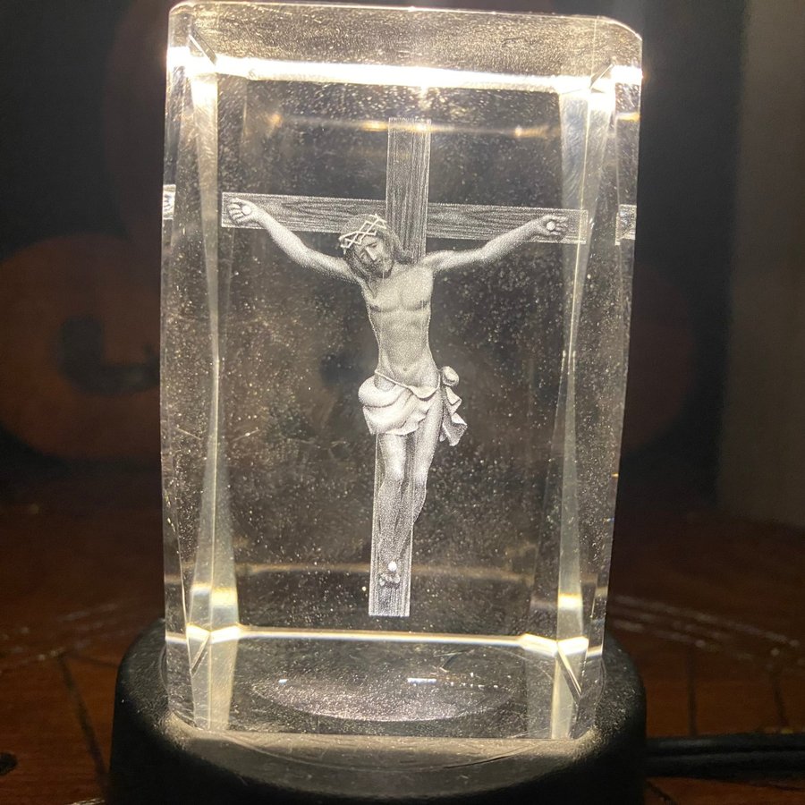 Äldre krucifix i glasblock med lampa Jesus Kors Religon Blackmetal