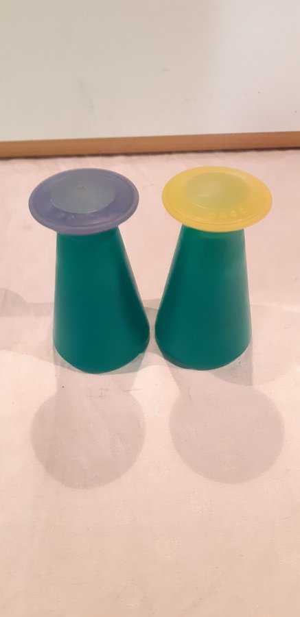 TUPPERWARE SALT  PEPPAR STRÖARE SHAKERS