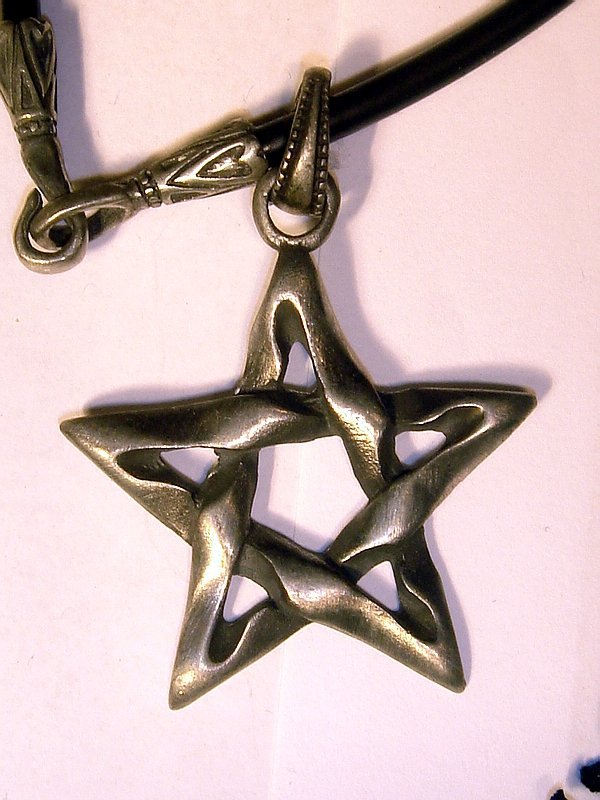 PENTAGRAM NYTT HALSBAND (uppåtriktad spets) Gott TENN !!!!