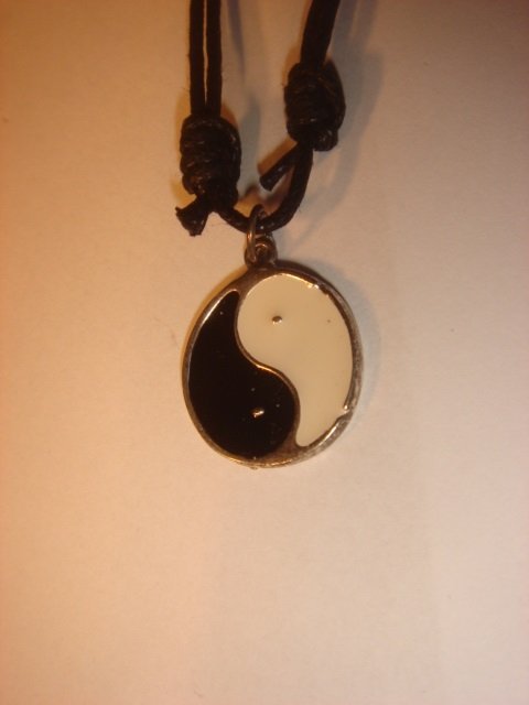 YIN YANG VIT-SVART BLANKT NYTT HALSBAND