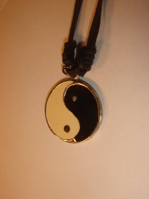 YIN YANG VIT-SVART BLANKT NYTT HALSBAND