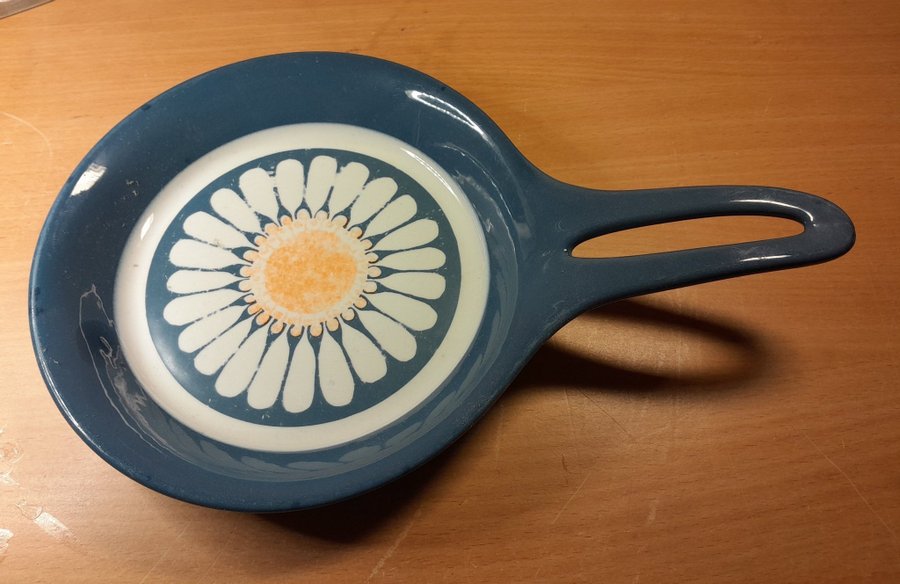 Serveringsfat med handtag Turi - design Daisy Norway i blått blomma servering