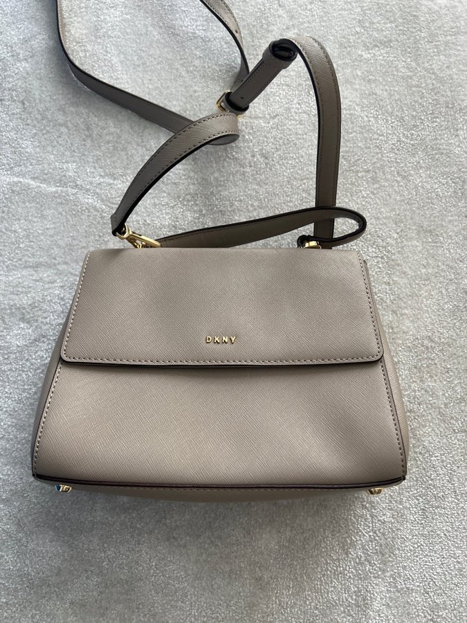 DKNY axelremsväska väska crossbody beige nude nytt skick