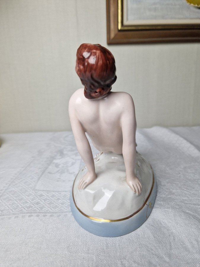 Vacker Art Déco porslinsskulptur naken kvinna Royal Dux