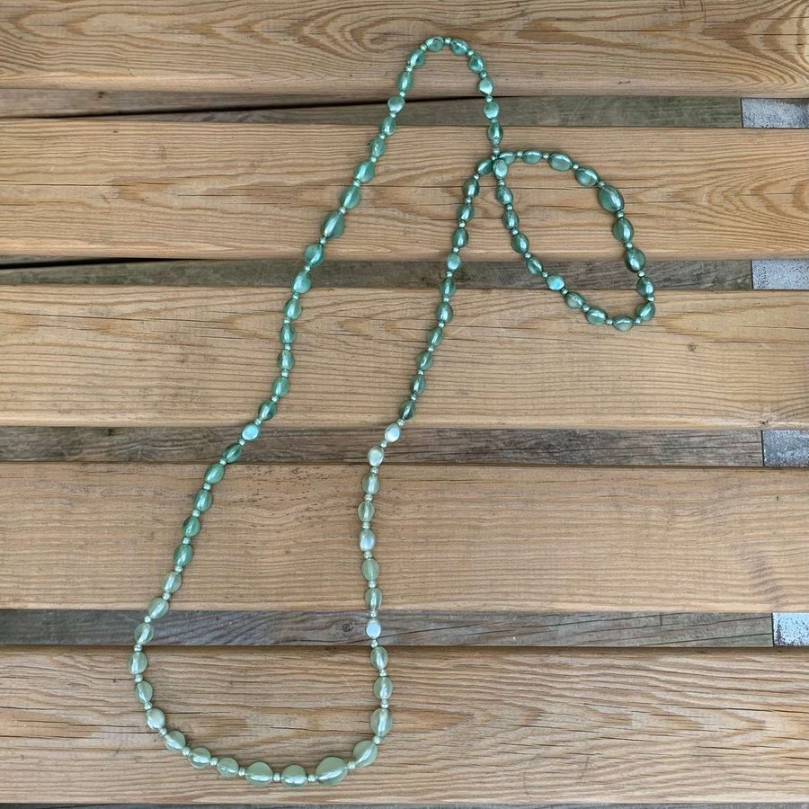 Vintage Långt Grönt halsband / pärlhalsband gröna pärlor