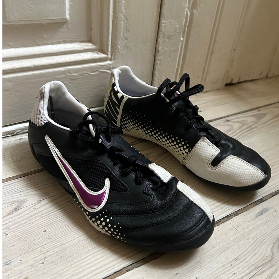 Fotbollsskor Nike Futsal 385