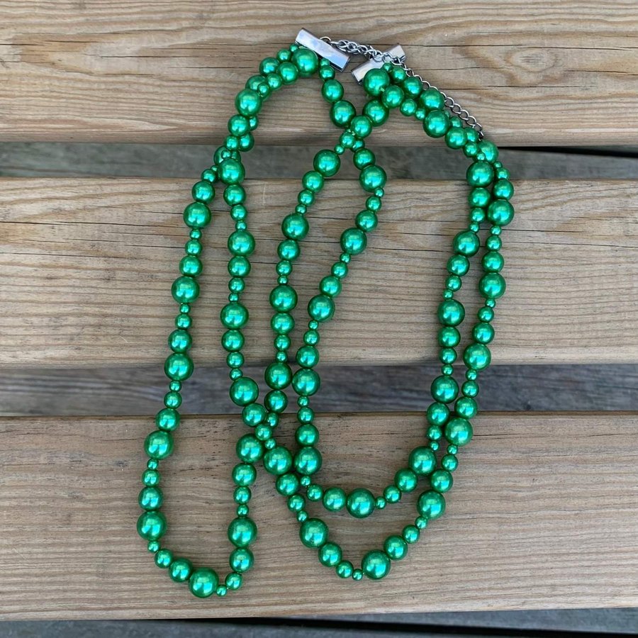 Klart grönt halsband / pärlhalsband med stenbestrött lås gröna pärlor