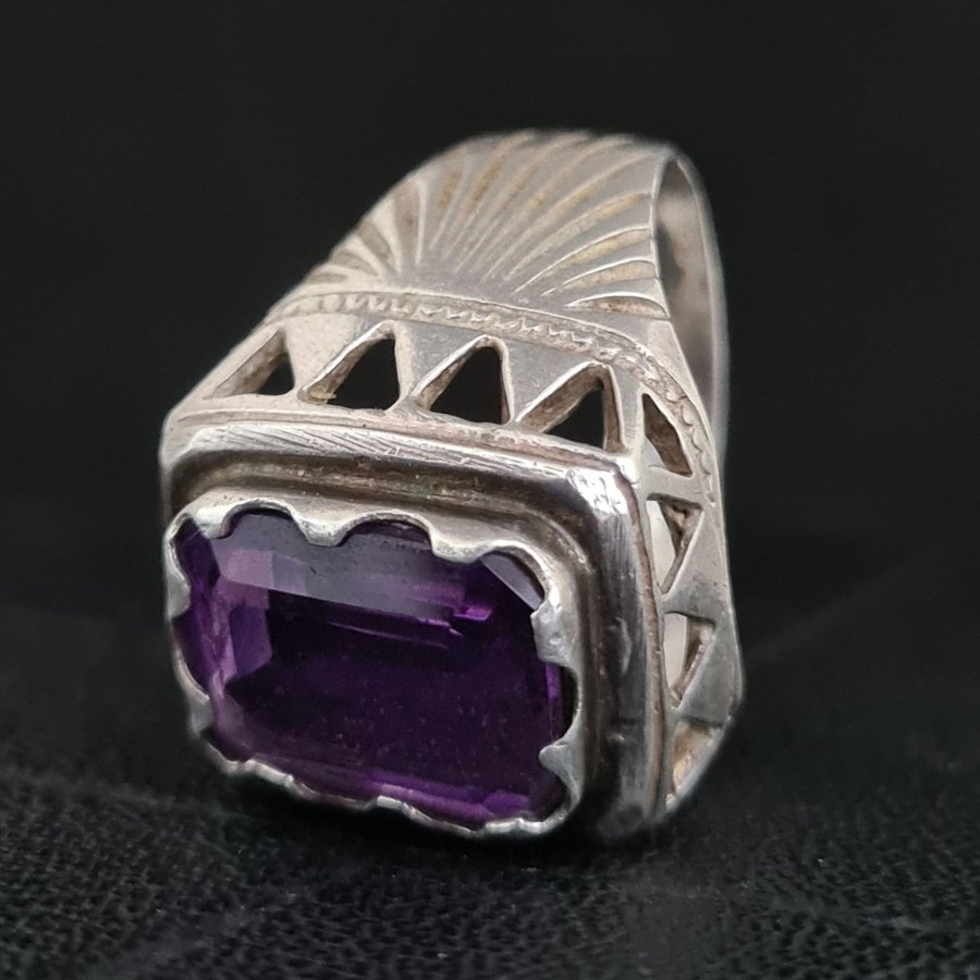 HANDGJORD KLACKRINGSTERLING SILVER AMETIST STEN