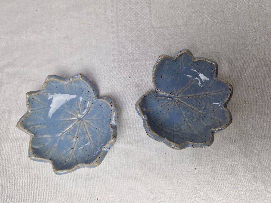 2 st små fat glaserad keramik löv signerad inredning Retro