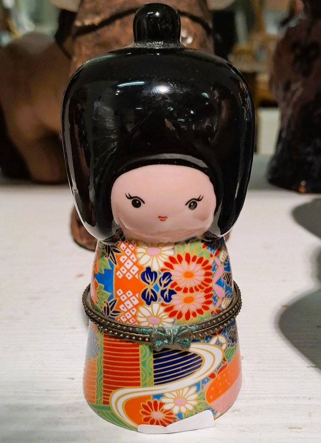 Japansk docka i porslin- prydnadssak
