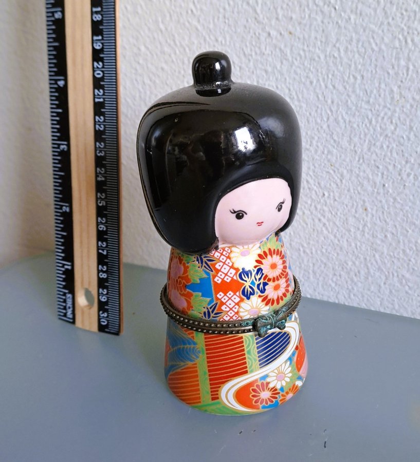 Japansk docka i porslin- prydnadssak