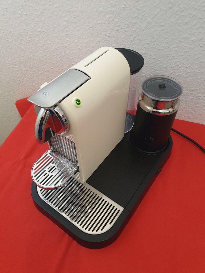 Nespresso Kaffemaskin Type D120 Kapselmaskin med mjölkskumningsfunktion