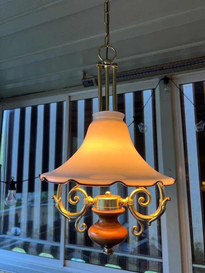 Taklampa art deco stil i opal glas och mässing 50-60 tal