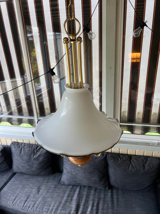 Taklampa art deco stil i opal glas och mässing 50-60 tal