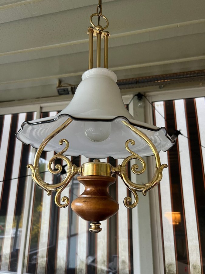 Taklampa art deco stil i opal glas och mässing 50-60 tal