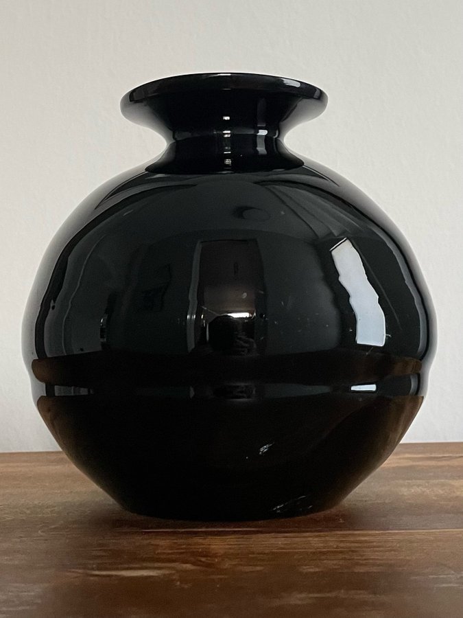 Art Deco svart vas i glas / Klotvas / ”Flowerball”
