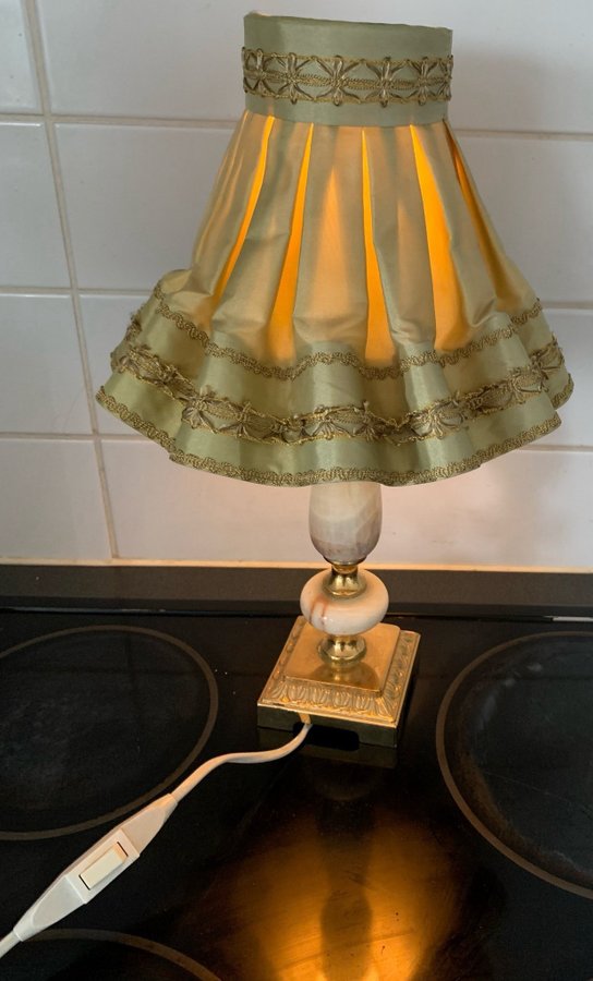 Jättefin lampa bordslampa Fungerade fint skick