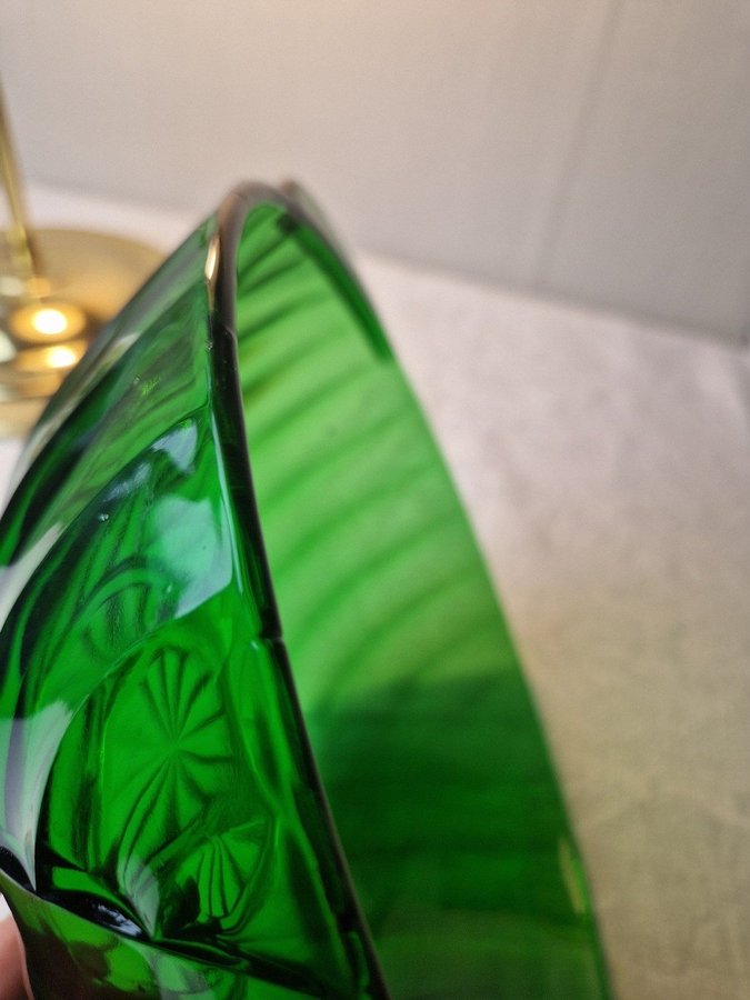 Fin stor skål i glas grön med hänklar RETRO VINTAGE