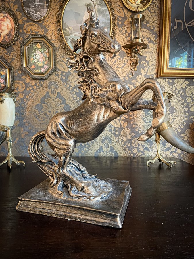 Stor staty av stegrande häst Äldre Kuriosa Skulptur
