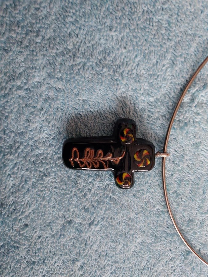Halsband Hänge KORS i ring av metall Längd ca 445 cm