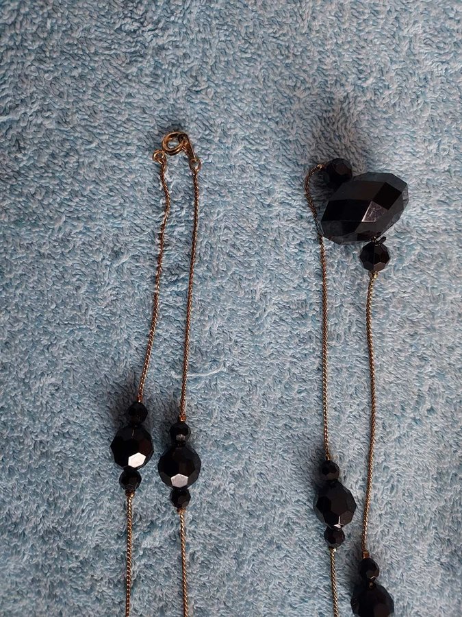 Halsband Svarta pärlor och Kedjor i Metall Längd ca125 cm
