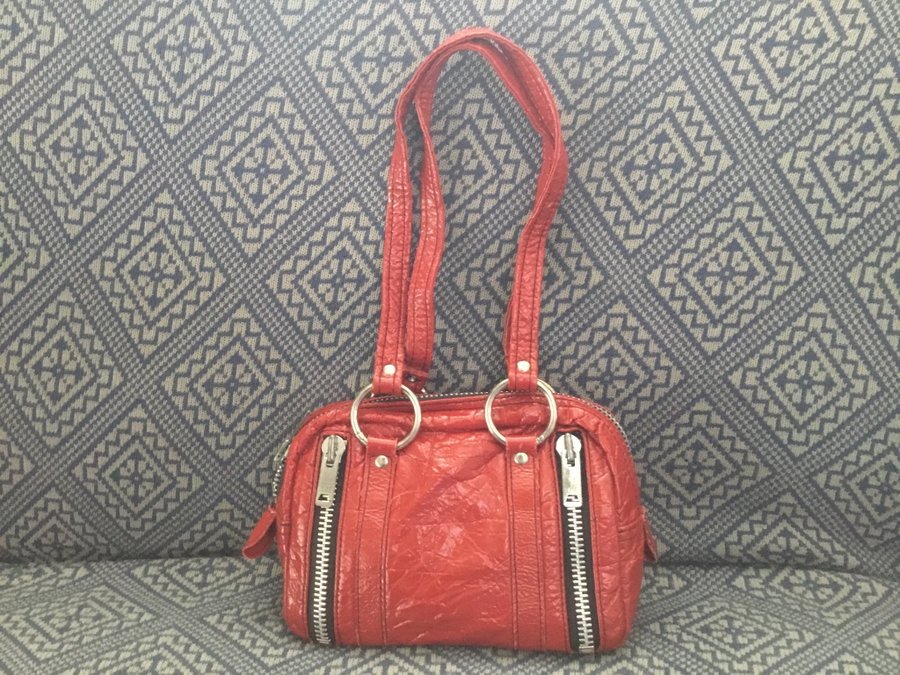 Handväska röd plast retro 70-tal höjd ca 155 cm botten ca 23x8 cm