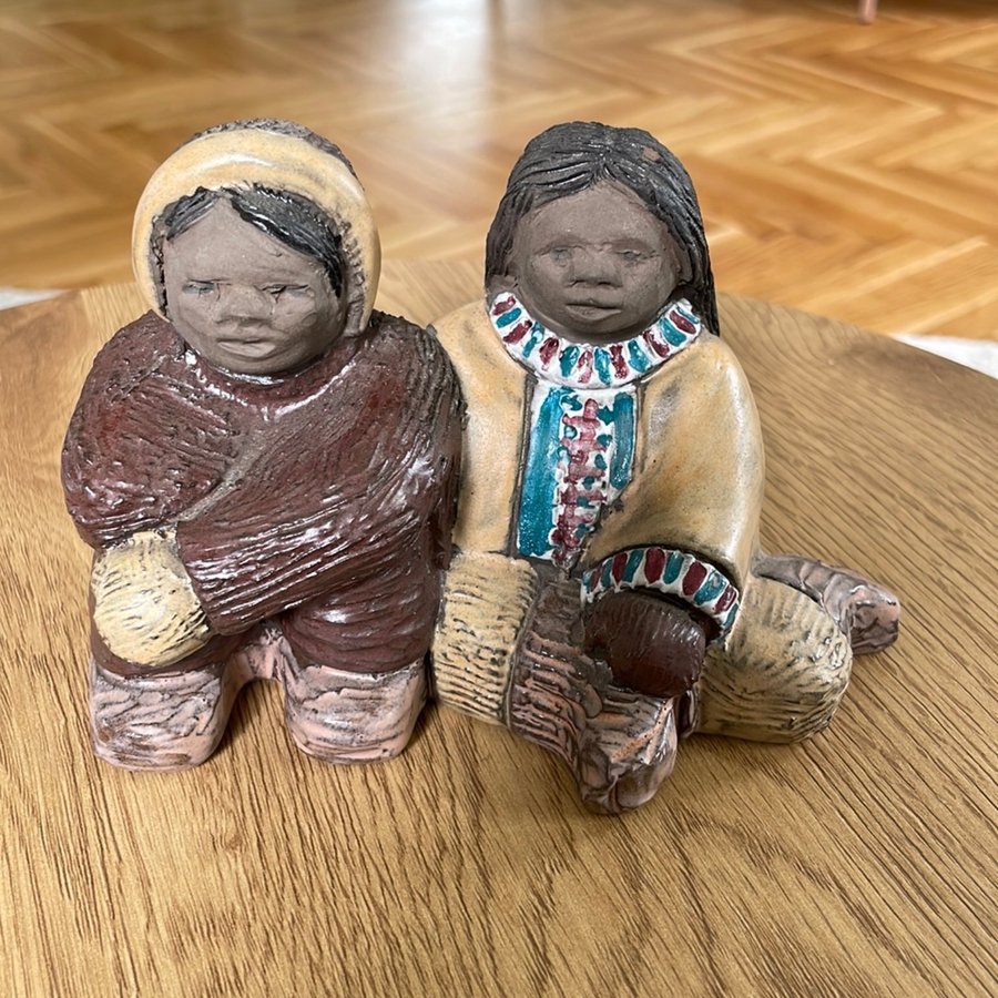 Inuit par i keramik Elbogen