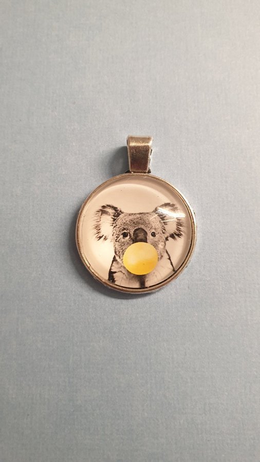 Fint cabochon hänge med Koala motiv  tunt svart halsband medföljer