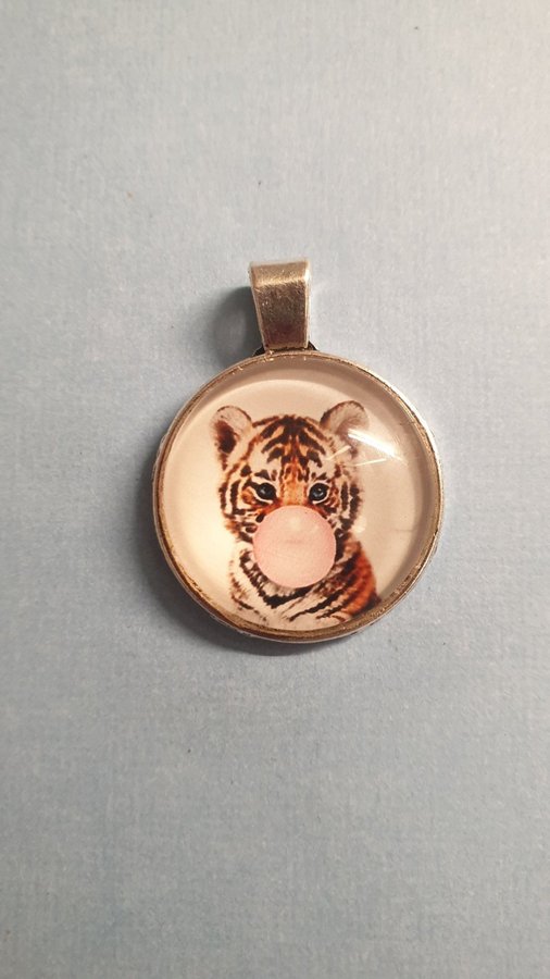 Fint cabochon hänge med Tiger motiv  tunt svart halsband medföljer