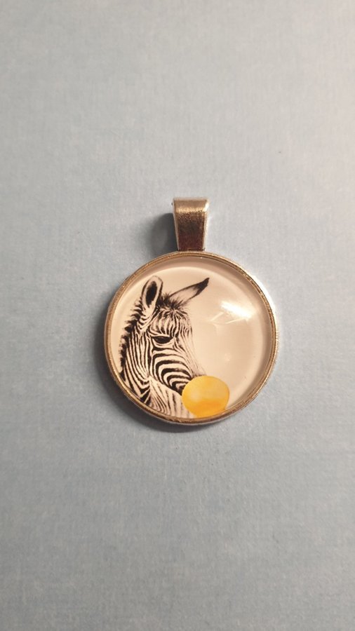 Fint cabochon hänge med Zebra  tunt svart halsband medföljer